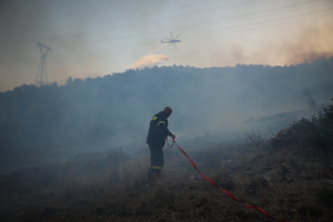 Σε επιφυλακή Πυροσβεστική και ΓΓΠΠ λόγω του πολύ υψηλού κινδύνου πυρκαγιάς: Αυξημένες περιπολίες, απαγόρευση εισόδου σε δάση