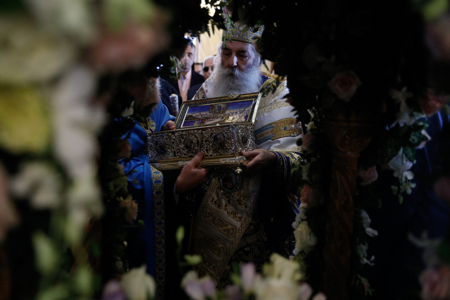 Πειραιάς: Χιλιάδες πιστοί συρρέουν στον Άγιο Νικόλαο για να προσκυνήσουν την Αγία Ζώνη της Παναγίας