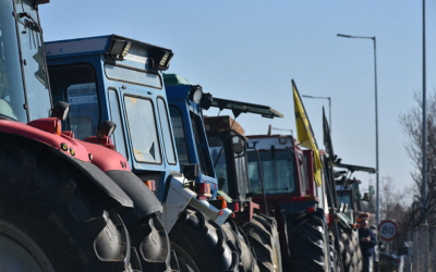 Θεσσαλία: Αγρότες κλείνουν συμβολικά την Εθνική Οδό Λάρισας – Κοζάνης