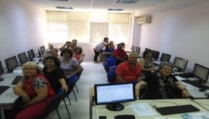 Μαθήματα εξοικείωσης με τις νέες τεχνολογίες για ηλικιωμένους, στη Λάρισα