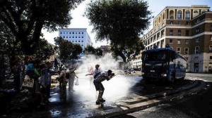 Ρώμη: Με αντλίες νερού οι αστυνομικοί εκκένωσαν κεντρική πλατεία από πρόσφυγες