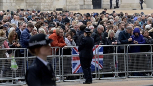 Κηδεία Βασίλισσας Ελισάβετ: «Βούλιαξε» το Λονδίνο, τεράστιος ο αριθμός ατόμων που προσκύνησε το φέρετρο