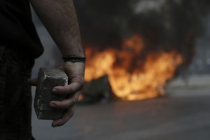 Επιθέσεις με μολότοφ εναντίον αστυνομικών δυνάμεων στην περιοχή του Πολυτεχνείου