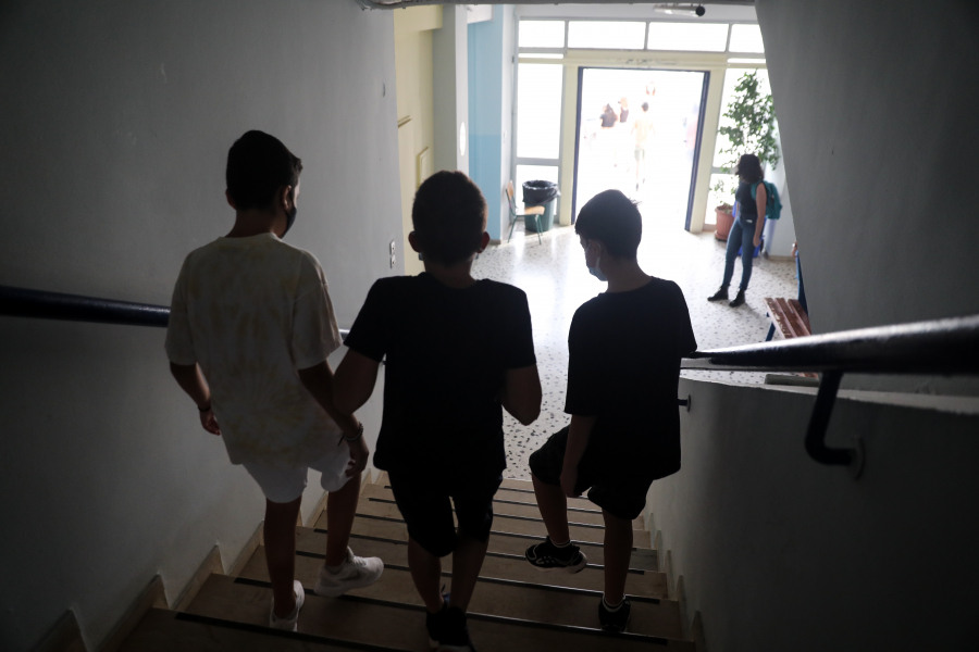 Τζανάκης: «Τα σχολεία ν&#039; ανοίξουν μια εβδομάδα αργότερα - Ενεργό κρούσμα ένα στα επτά παιδιά»
