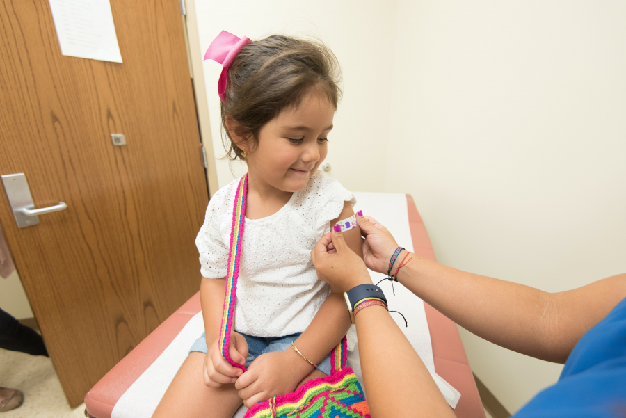 Οι παιδίατροι θα μπορούν από αύριο να εμβολιάζουν και παιδιά 5-11 ετών