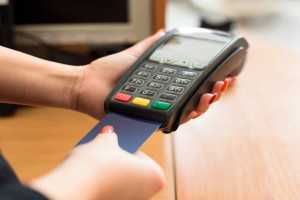 Ασύμφορες οι χρεώσεις των τραπεζων για τα μηχανήματα καρτών λέει το ΕΕΑ