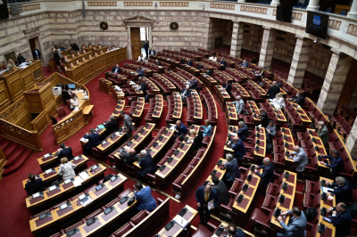Τροπολογία-ανάσα στη Βουλή: «Παγώνει» για έναν χρόνο η ρήτρα αναπροσαρμογής