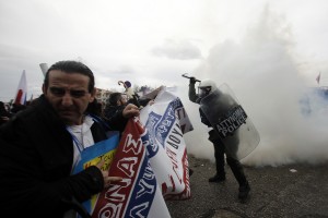 Δακρυγόνα και τραυματίες σε διαμαρτυρία εκπαιδευτικών έξω από το Υπουργείο Παιδείας (φωτό)