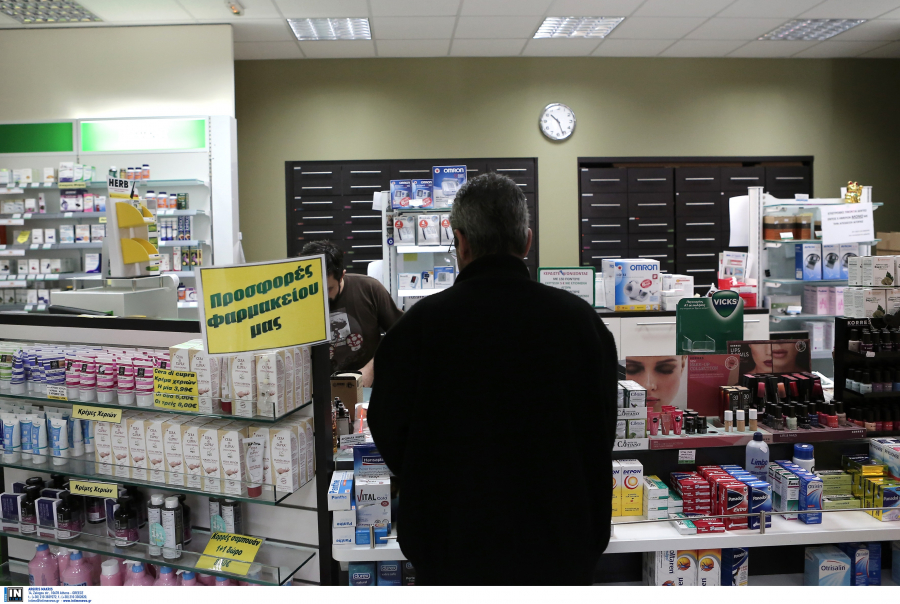 Θεσσαλονίκη: Φαρμακοποιοί γεμίζουν κούτες με φάρμακα για την Ουκρανία