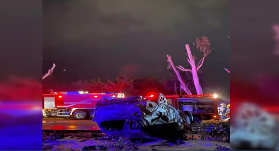Σοκαριστικό τροχαίο στη Γλυφάδα: Αυτοκίνητο τούμπαρε και τυλίχθηκε στις φλόγες (βίντεο)