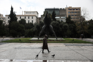 Καιρός σήμερα: Συννεφιασμένη Κυριακή με βροχές σε Αθήνα και Θεσσαλονίκη, που θα χιονίσει