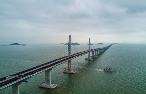 Ολοκληρώθηκαν τα λιμενικά έργα της μεγαλύτερης θαλάσσιας γέφυρας στον κόσμο στην Κίνα