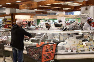 Ο Σκυλακάκης «φωτογράφισε» food pass: Στο τραπέζι επίδομα τροφίμων για ψώνια σε σούπερ μάρκετ