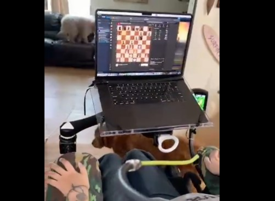 Τετραπληγικός με εμφύτευμα της Neuralink παίζει σκάκι μόνο με τη σκέψη του (Βίντεο)