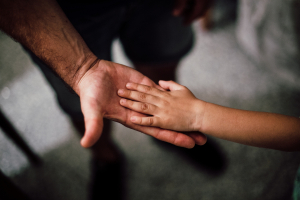 Βιασμός 4χρονου από τον πατέρα του: Σοκάρουν οι περιγραφές - «Ο μπαμπάς με πόνεσε με τη ''βίδα''»