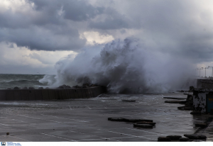 Κύματα 6 μέτρων αναμένονται στο Σαρωνικό, θυελλώδεις νοτιάδες από το πρωί του Σαββάτου