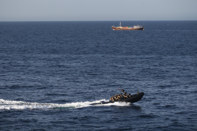 Σομαλοί πειρατές κατέλαβαν φορτηγό πλοίο και κρατούν ομήρους τα μέλη του πληρώματος