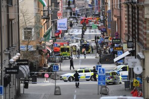 Η σουηδική αστυνομία εξετάζει συσκευή που βρέθηκε στο φορτηγό της επίθεσης