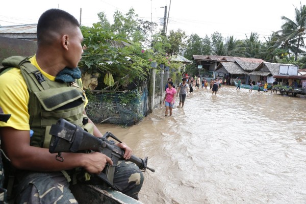 Τουλάχιστον 133 νεκροί από το πέρασμα τροπικής καταιγίδας στις Φιλιππίνες