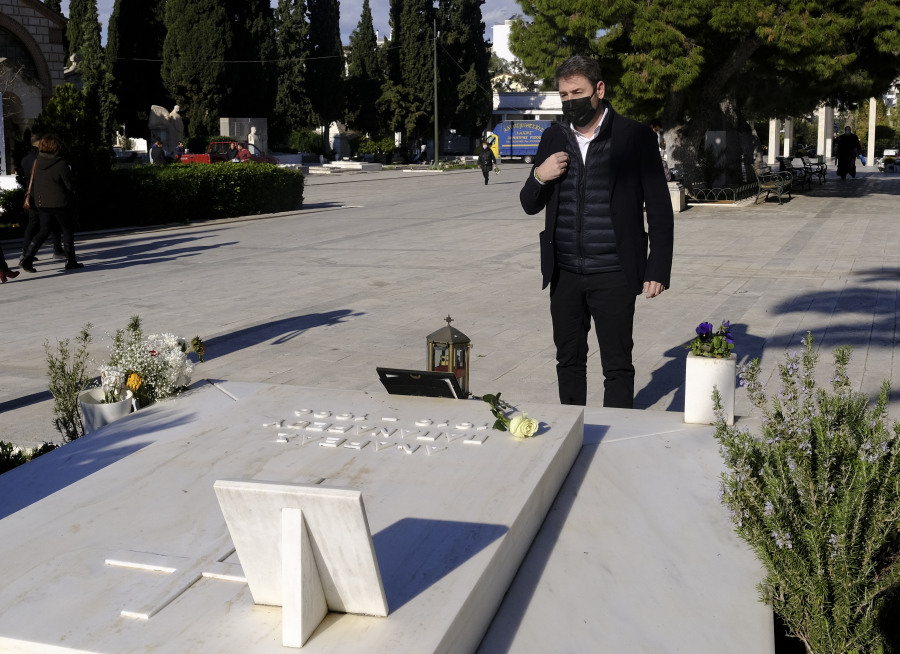 Νίκος Ανδρουλάκης: Από ένα λευκό τριαντάφυλλο στους τάφους του Ανδρέα και της Φώφης (εικόνες)