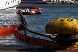 Παρολίγον τραγωδία στο λιμάνι του Βόλου όταν αυτοκίνητο έπεσε στη θάλασσα