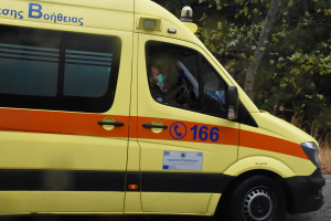 Απίστευτο κι όμως ελληνικό: Ασθενοφόρο με τραυματία τροχαίου... δεν έπαιρνε μπροστά και το έσπρωχναν πολίτες