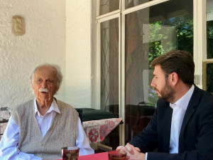Με τον εμβληματικό Έλληνα δικηγόρο του Μαντέλα συναντήθηκε ο Νίκος Ανδρουλάκης