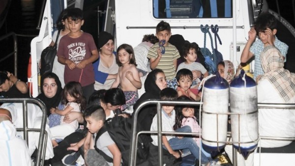 Γαλλία και Μάλτα θα λάβουν 50 μετανάστες από τους 450 που επιβαίνουν σε δύο στρατιωτικά πλοία
