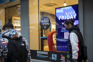 Black Friday: Αντίστροφη μέτρηση για τη γιορτή των εκπτώσεων, τι περιμένει τους καταναλωτές