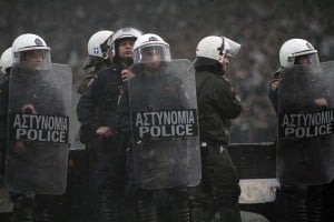 Επίθεση με μολότοφ εναντίον αστυνομικών δυνάμεων στην περιοχή του Πολυτεχνείου