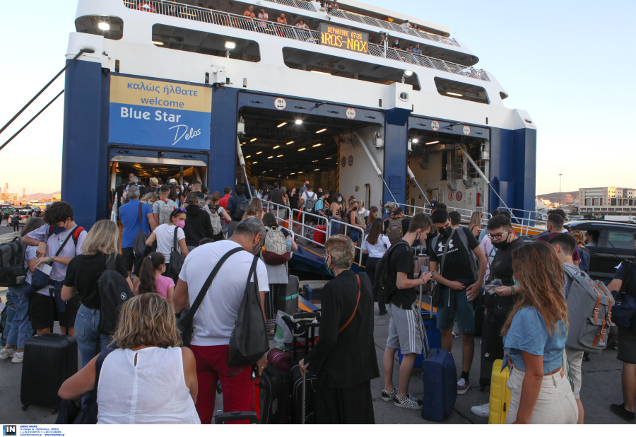 «Βούλιαξε» το λιμάνι του Πειραιά, πάνω από 45.000 οι επιβάτες με τη βαλίτσα ανά χείρας (βίντεο)