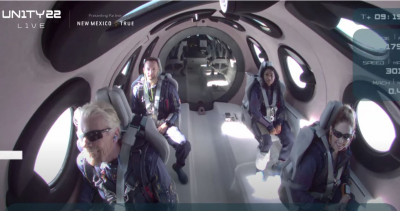 Ο δισεκατομμυριούχος Μπράνσον πήγε στο διάστημα και επέστρεψε με σκάφος της Virgin Galactic (βίντεο)