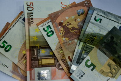 Και επίσημα πάνω από 1.000 ευρώ ο βασικός μισθός των τραπεζοϋπαλλήλων