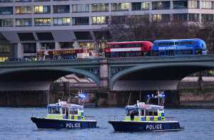 Η στιγμή της επίθεσης με το αυτοκίνητο στην γέφυρα Γουεστμίνστερ του Λονδίνου (βίντεο)