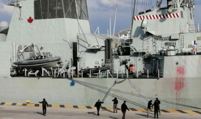 ΚΚΕ: Μέλη του κόμματος έριξαν μπογιές σε πλοία του ΝΑΤΟ στο λιμάνι του Πειραιά – Δείτε εικόνες και βίντεο