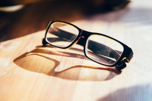 Σταγόνες για την πρεσβυωπία βάζουν τέλος στα γυαλιά, τους φακούς επαφής ακόμα και στο χειρουργείο