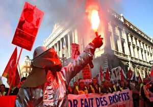 Γαλλία: Δεν κάνει πίσω η κυβέρνηση στα εργασιακά με τις πλατείες να «βράζουν»
