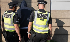 Βρετανία: Συλλήψεις σε παράνομα πάρτι με όπλα