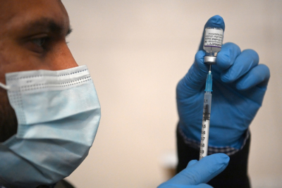 Η Moderna ετοιμάζει ειδικό εμβόλιο για τη μετάλλαξη Όμικρον