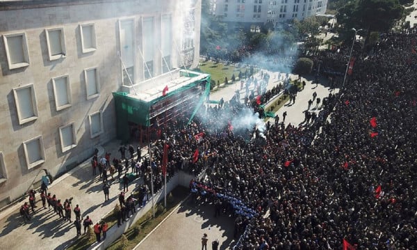«Καζάνι» που βράζει η Αλβανία - Συνεχείς διαδηλώσεις και παραιτήσεις από την αντιπολίτευση