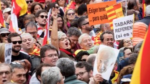 Χιλιάδες άνθρωποι στους δρόμους της Βαρκελώνης υπέρ της ενότητας