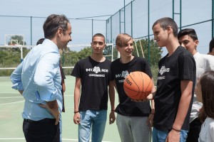 Ο Μητσοτάκης παίζει μπάσκετ με παιδιά από την Ίμβρο (pics)