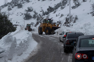 Διακοπή κυκλοφορίας λόγω χιονόπτωσης στη λεωφόρο Πάρνηθας, τον Υμηττό και την Πεντέλη