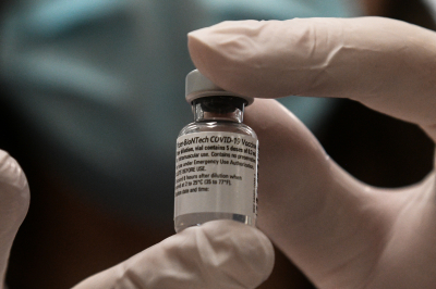 Το πρώτο κράτος και επίσημα που συνδέει το εμβόλιο της Pfizer με περιστατικά μυοκαρδίτιδας