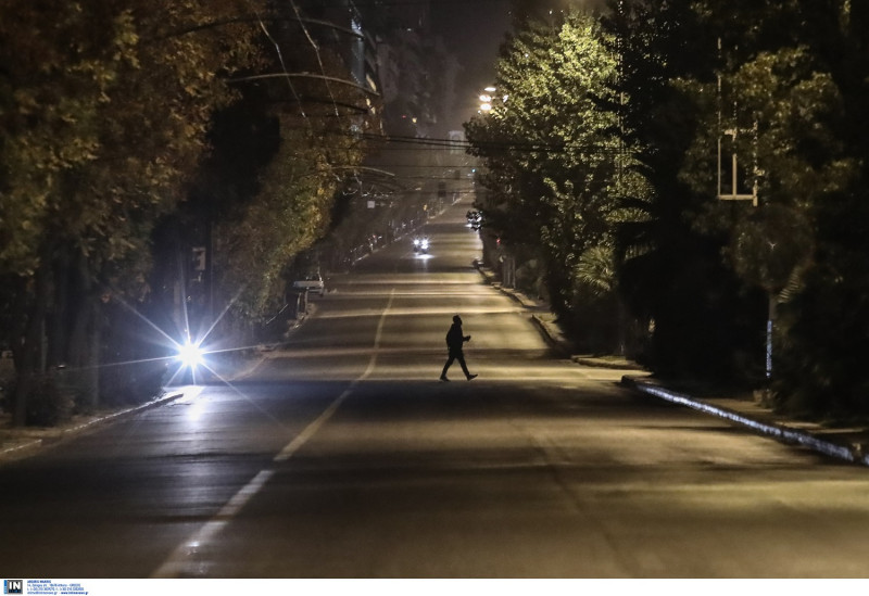Πρώτη νύχτα με απαγόρευση κυκλοφορίας: Πόλη «φάντασμα» η Αθήνα, ερημιά και στη Θεσσαλονίκη (pics)