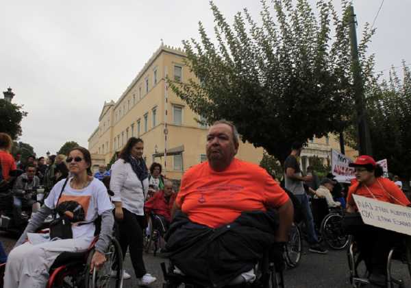 «Να συμμορφωθούν οι τράπεζες για το ακατάσχετο των αναπηρικών επιδομάτων»