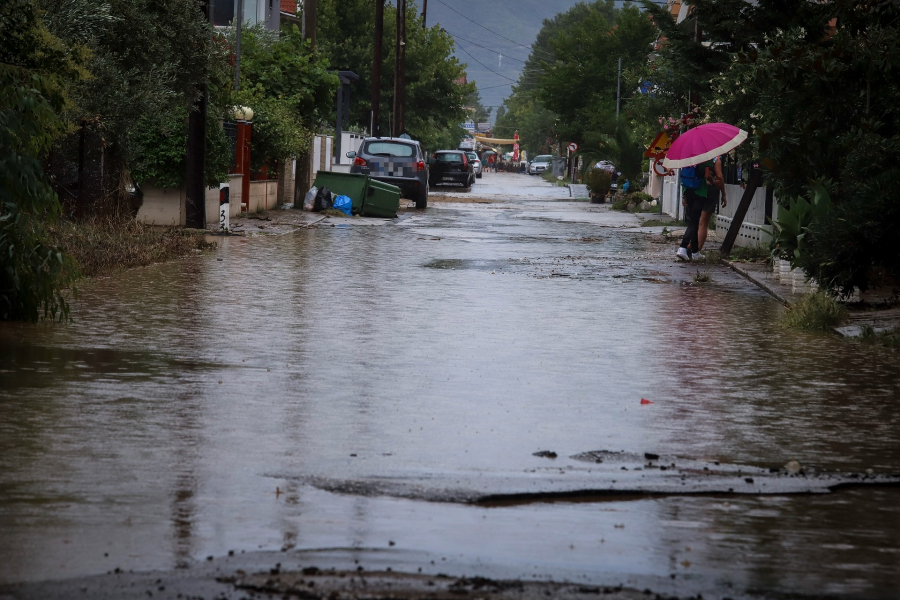 Καιρός: Σφυροκόπημα με βροχές και καταιγίδες, ποτάμια οι δρόμοι στη Θεσσαλονίκη, σε ποιες περιοχές ενεργοποιήθηκε το 112 (βίντεο)