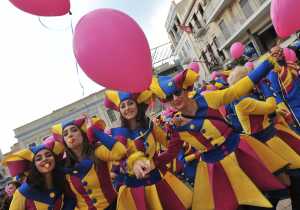 Περισσότεροι από 30.000 καρναβαλιστές και 46 άρματα στους δρόμους της Πάτρας την Κυριακή