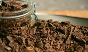 Άσχημα νέα για τους λάτρεις της σοκολάτας: Μας κάνει πιο ευτυχισμένους αλλά όχι πιο έξυπνους
