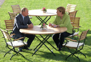 Τα 3 βασικά θέματα που «έπεσαν» στο τραπέζι στη συνάντηση Μερκελ - Πούτιν